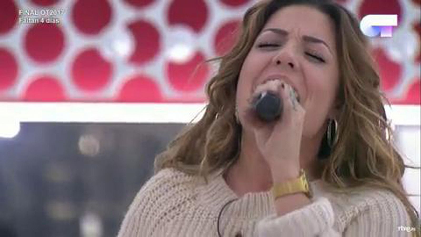 Miriam canta 'Invisible' en el primer pase de micros