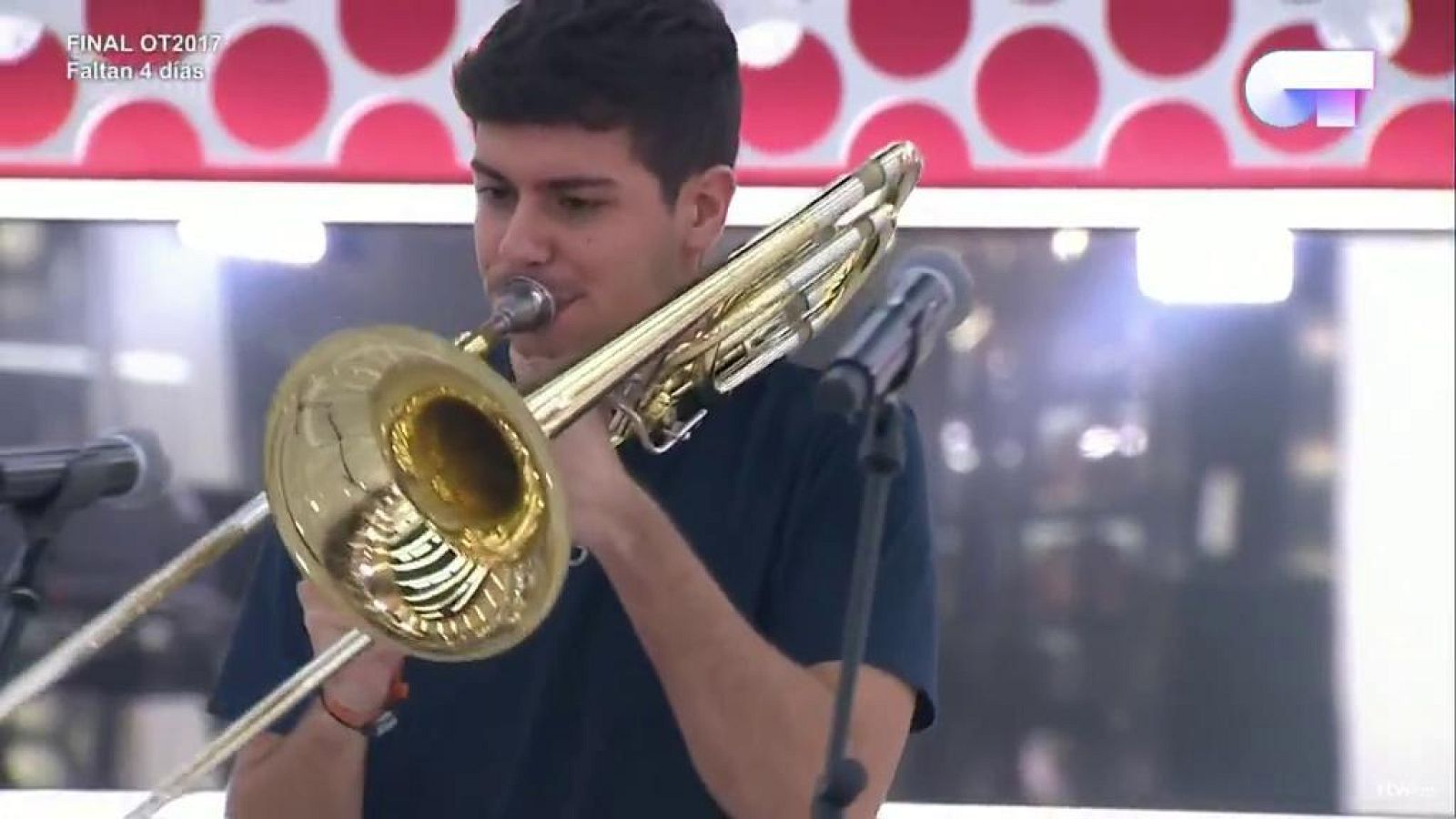 Operación Triunfo - Alfred canta 'Don't stop the music' en el primer pase de micros