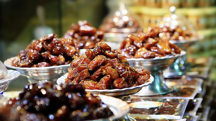 Comida al descubierto: Dátiles, carne procesada y manzanas..