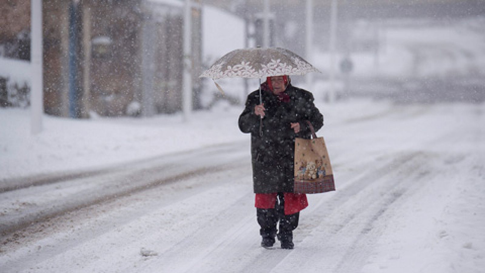 Intensas nevadas en la mitad norte peninsular que afectan a las carreteras y puertos - RTVE.es