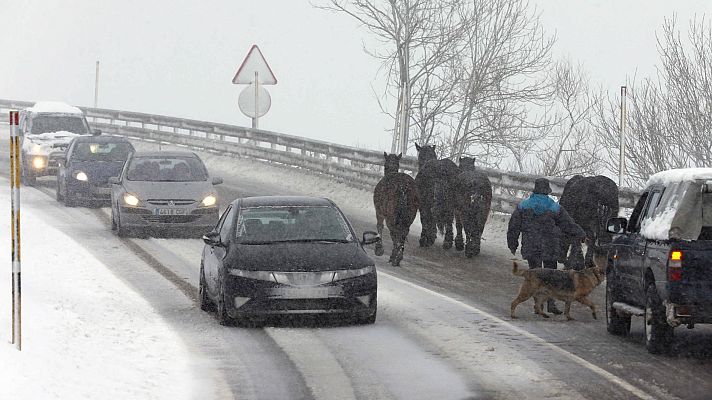 Telediario 1 - El temporal de nieve cierra decenas de carreteras