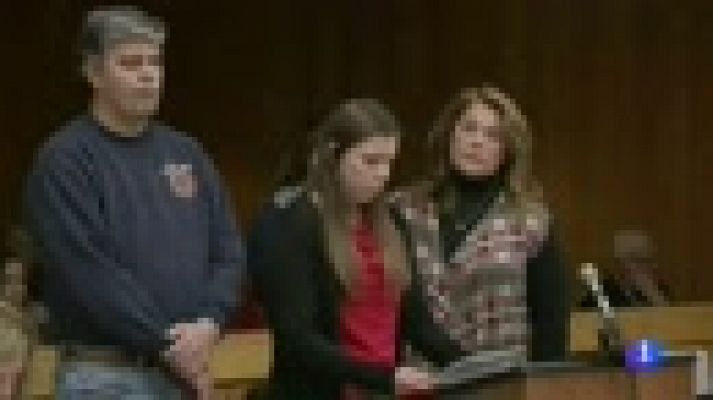 Telediario 1 - El padre de tres víctimas de Nassar intenta agredir al exmédico en el juicio