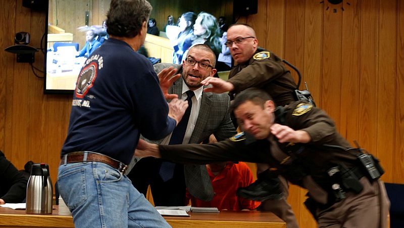 El padre de tres víctimas de Nassar intenta agredir al exmédico en el juicio