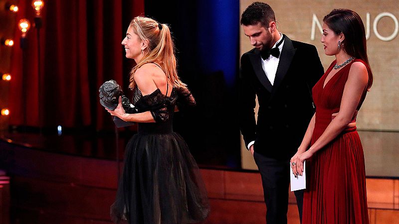 La diseadora Saioa Lara ha obtenido el Goya al Mejor Diseo de Vestuario por su trabajo en la pelcula Handia, de Aitor Arregi y Jon Garao. A este galardn tambin aspiraban Paco Delgado (Abracadabra), Merc Paloma (La librera) y Tatiana Hernndez