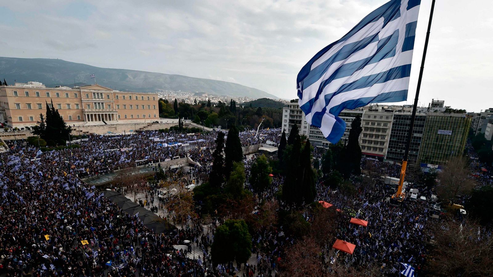 Una multitud nacionalista protesta en Atenas contra el uso del término Macedonia por parte de su país vecino
