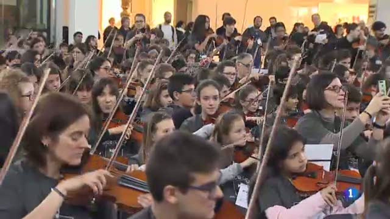 Uns 1.500 estudiants de corda fregada dárreu de Catalunya celebren els 25 anys de les escoles de música