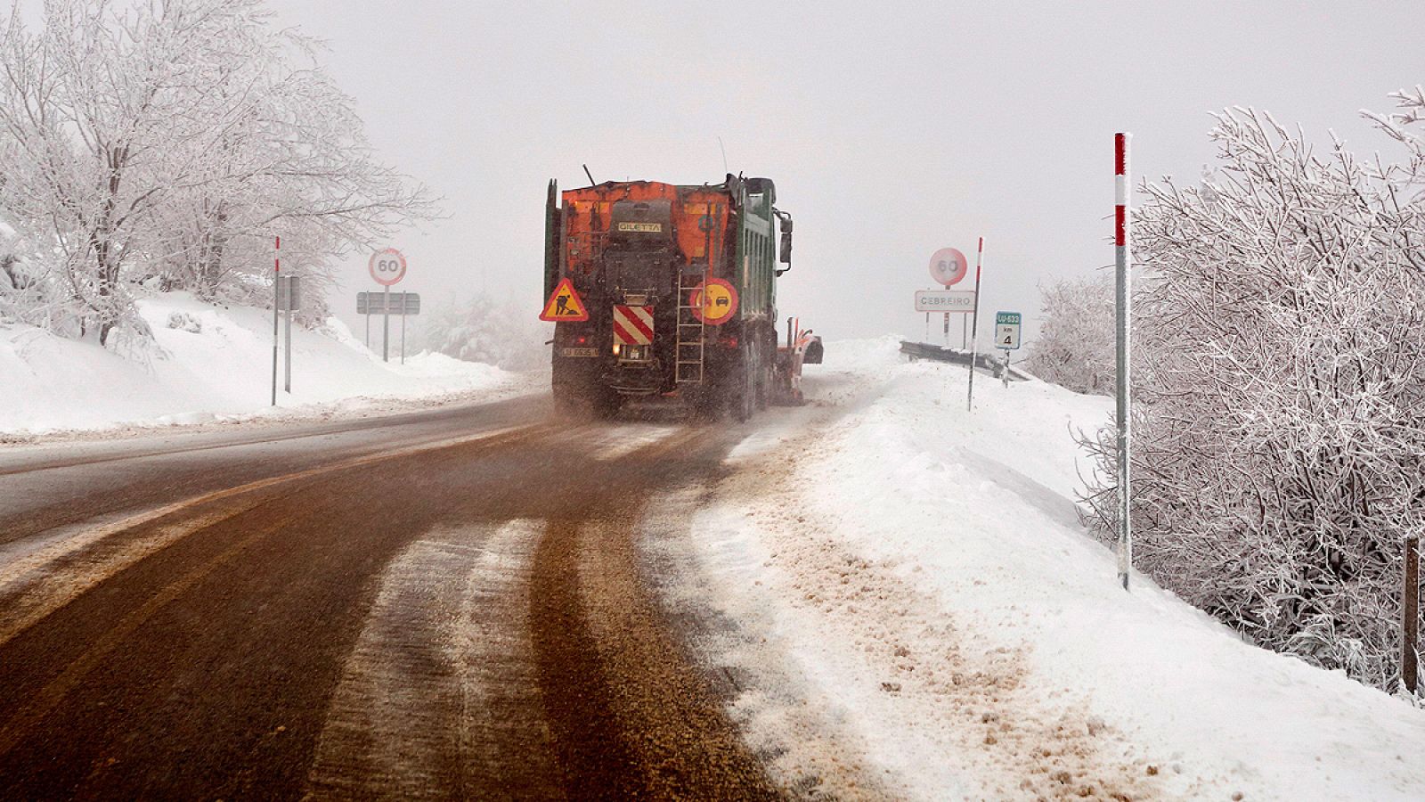 La nieve dificulta la circulación en más de 300 carreteras