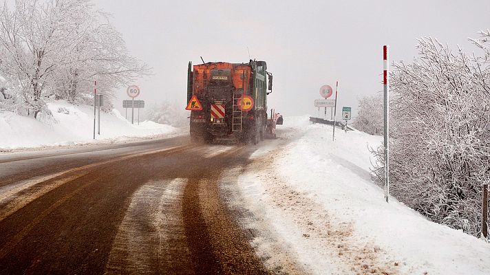 La nieve dificulta la circulación en más de 300 carreteras