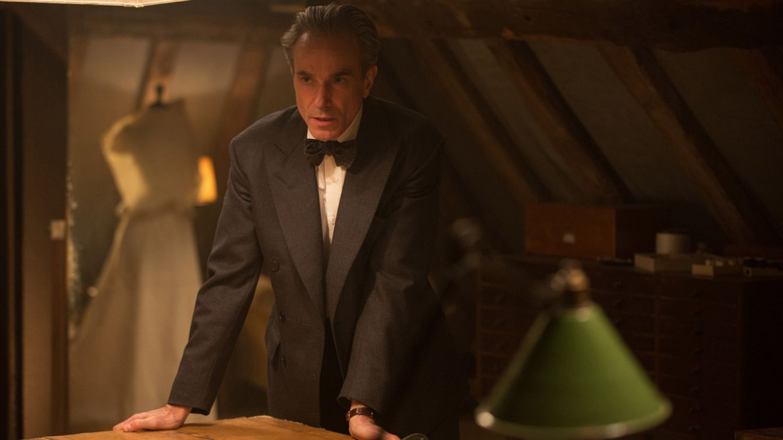 Nuevo teaser de 'El hilo invisible': La obsesión de Daniel Day-Lewis