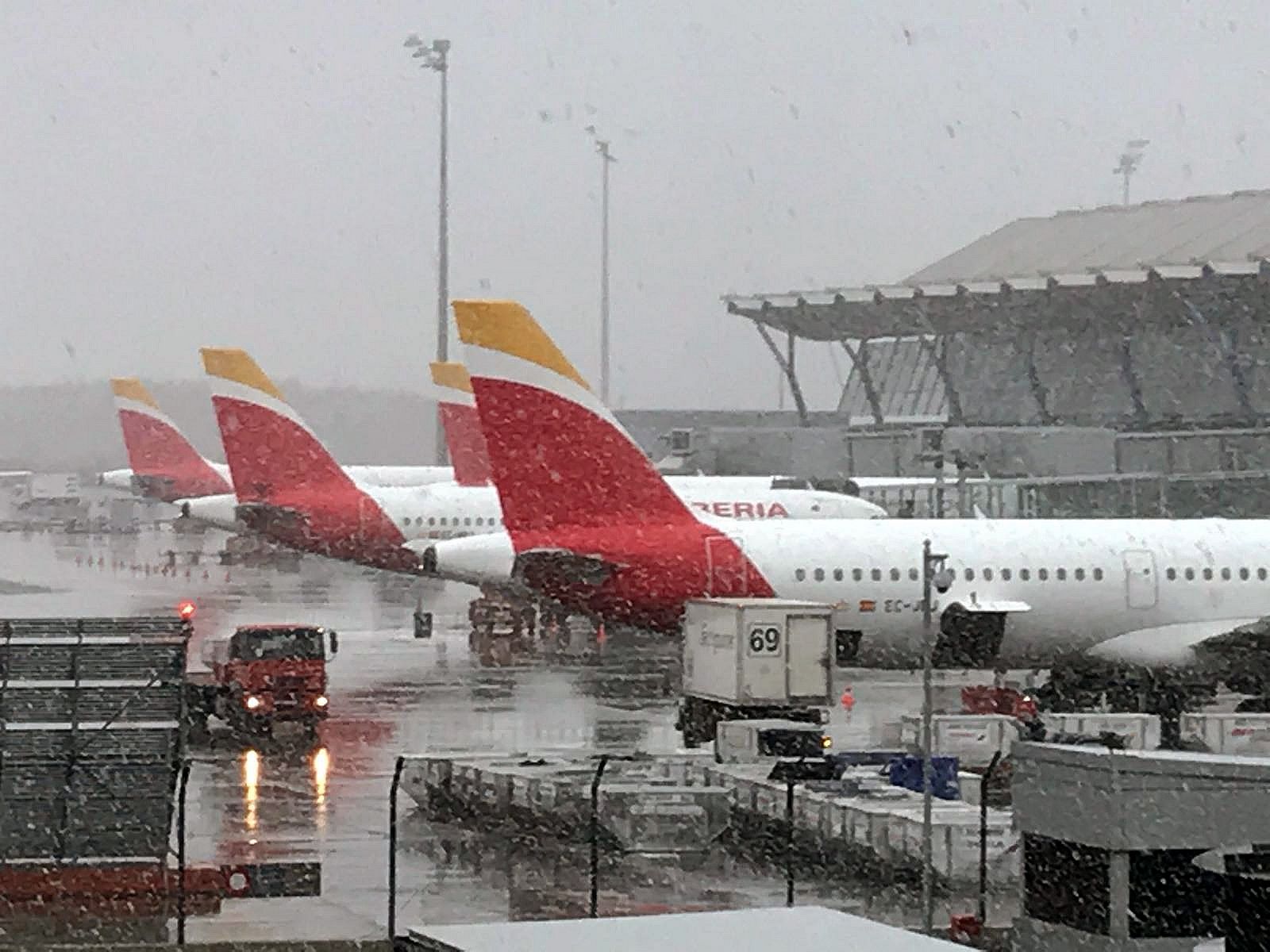 Sin programa: El temporal de nieve obliga a cancelar 42 vuelos y afecta a casi 400 carreteras españolas | RTVE Play