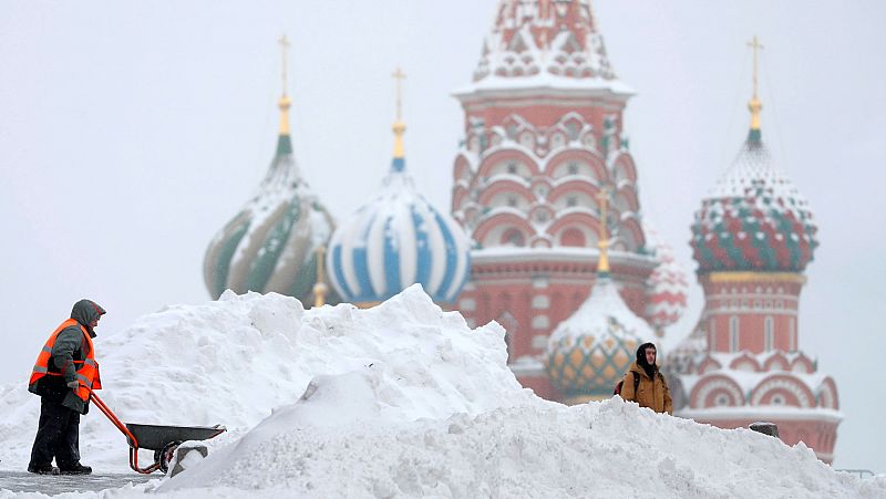 Atascos y retrasos en los aeropuertos tras la "nevada del siglo" en Moscú