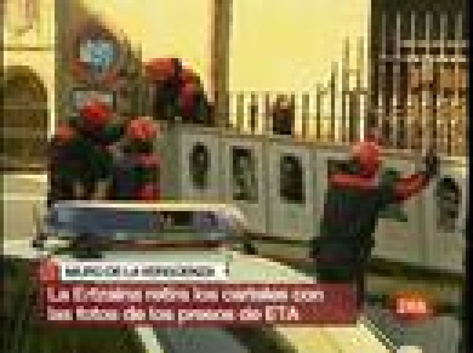 Agentes de la Ertzaintza retiran por orden de la Fiscalía las fotografías de etarras que se exhibían en el muro de la vergüenza en Mondragón (País Vasco).