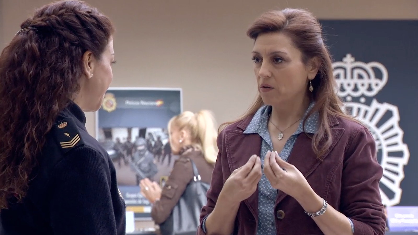 Servir y Proteger - María se alía con Espe para su cita