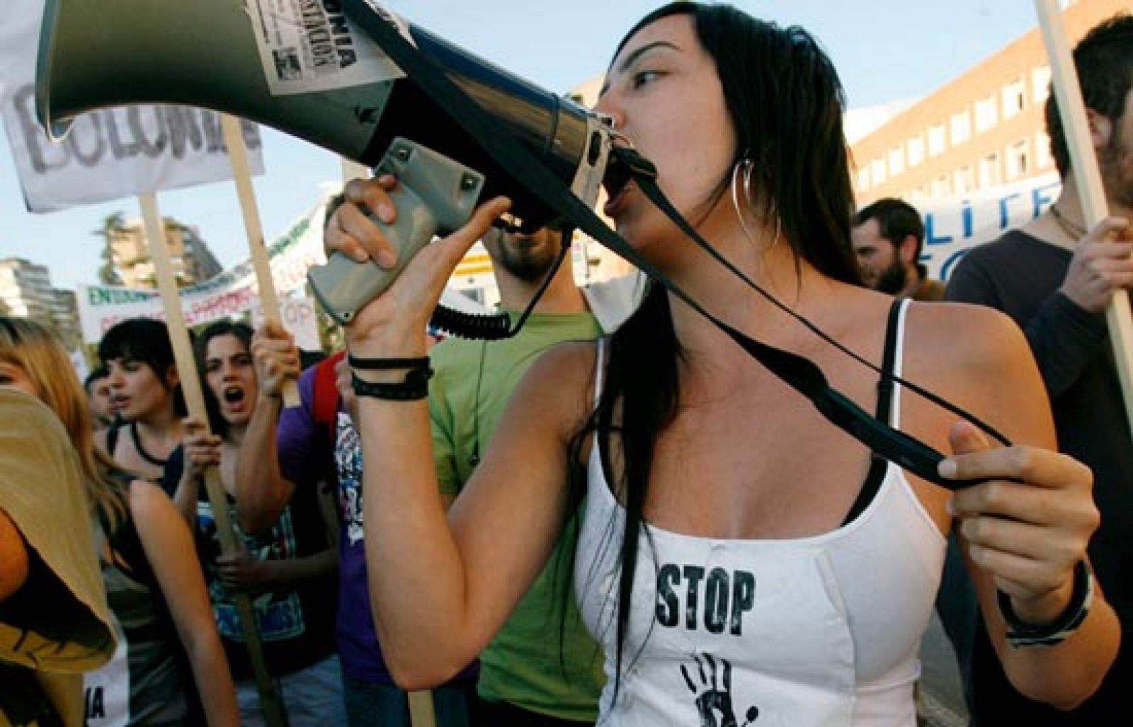 Miles de universitarios salen a las calles para protestar contra la aplicación del Plan Bolonia | Ver