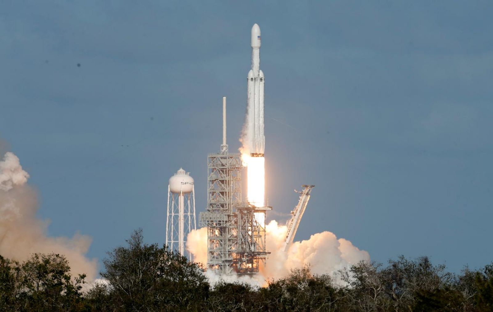 El supercohete Falcon Heavy inicia su primer vuelo | Ver