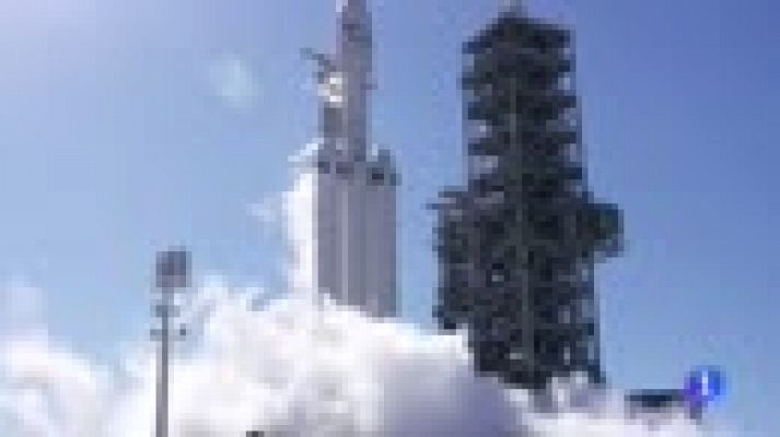 El supercohete Falcon Heavy inicia su primer vuelo