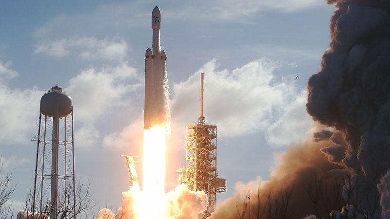 El Falcon Heavy, un cohete barato y reutilizable que abre la vía a viajes espaciales de gran alcance