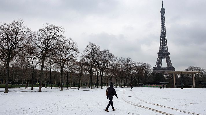 La mayor nevada en 30 años en París deja grandes atascos y retrasos en los vuelos