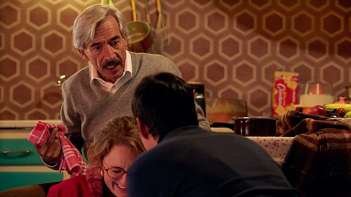 Cuéntame cómo pasó - Antonio y Santos ayudan a su casera a dar a luz