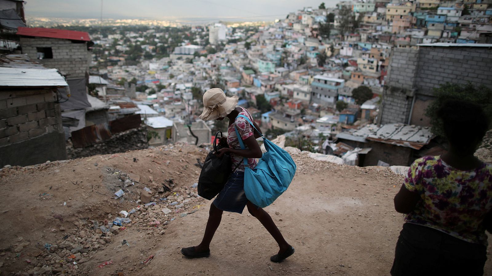 Telediario 1: Varios responsables de Oxfam contrataron prostitutas en Haití tras el terremoto de 2010 | RTVE Play