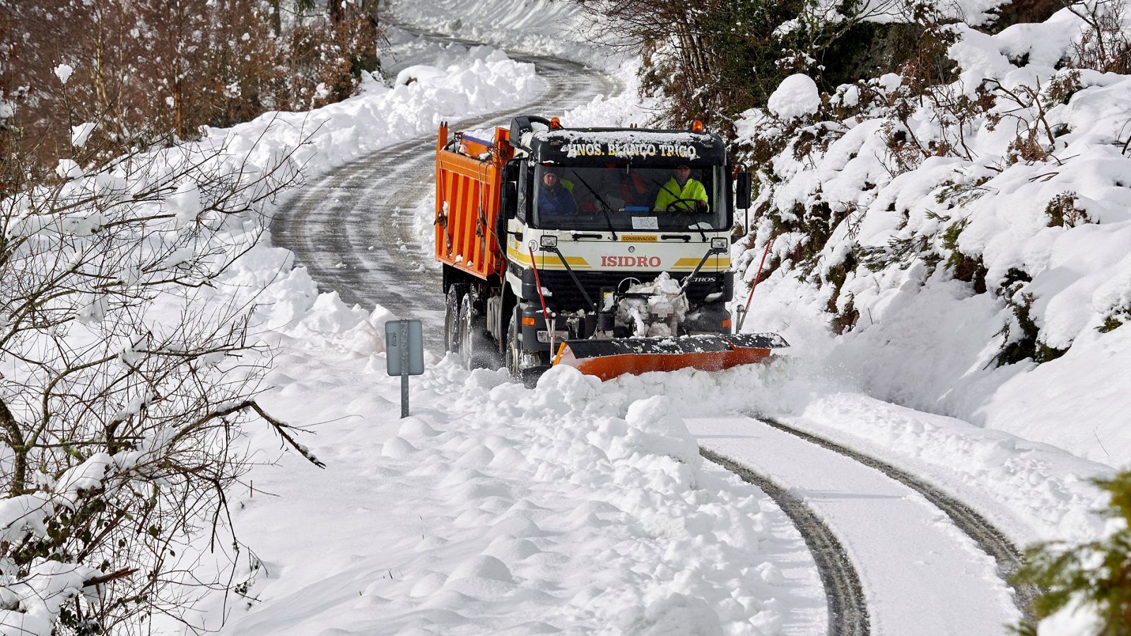 Telediario 1: La nieve complica la circulación en el noroeste de España | RTVE Play