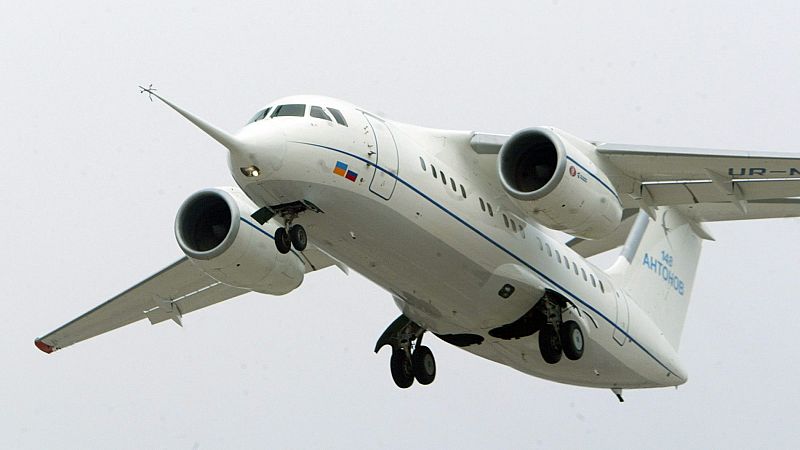 Un avión de pasajeros con 71 personas a bordo se estrella en las afueras de Moscú