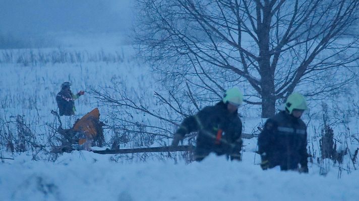 Telediario 1 - Un avión se estrella en la región de Moscú con 71 personas sin que haya supervivientes