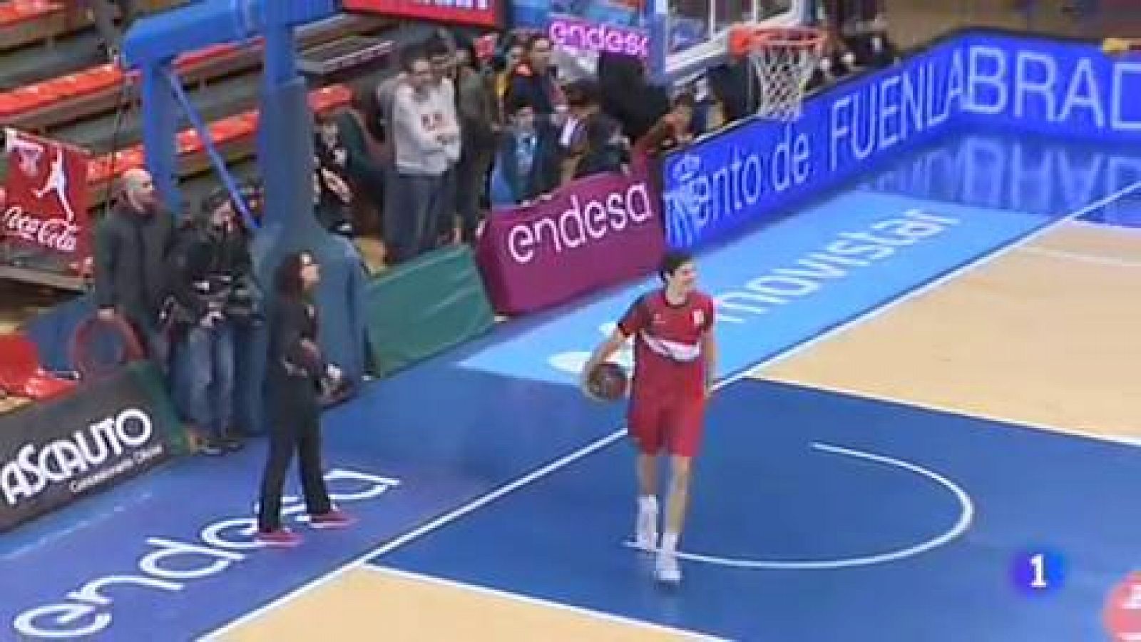 Por primera vez en la historia del baloncesto español, una mujer ha ocupado oficialmente el banquillo de un equipo de la ACB. Lo ha hecho Anna Montañana, que ha debutado como entrenadora ayudante de Néstor García en el Montakit Fuenlabrada.