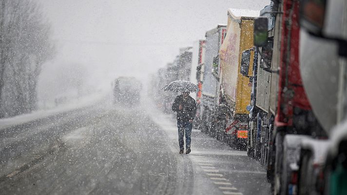 Telediario 1 - La nieve continúa afectando a las carreteras secundarias del norte de España