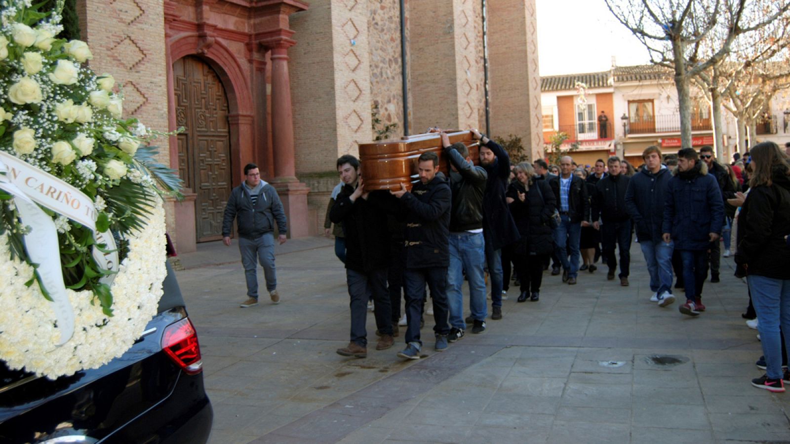 Telediario 1: Multitudinario adiós al joven de Herencia (Ciudad Real) que murió por una brutal paliza | RTVE Play