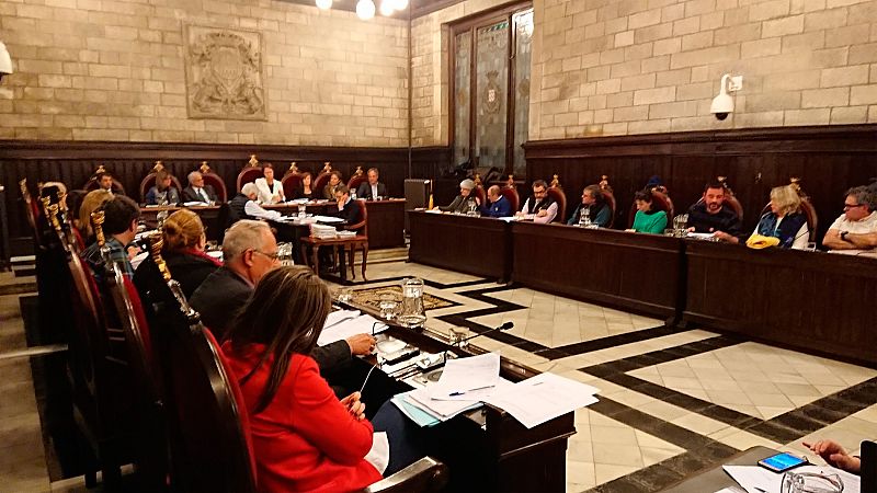 El pleno municipal de Girona aprueba cambiar el nombre de la plaza de la Constitución por plaza del 1 de Octubre