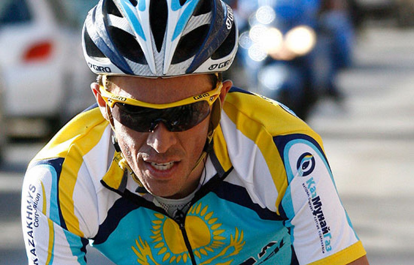 Contador ha recuperado el maillot amarillo de la París-Niza tras firmar una exhibición en la sexta etapa, que discurrió entre las localidades de Saint-Paul-Trois Chteaux y la Montagne de Lure, arrebatando el liderato a Sylvan Chavanel.