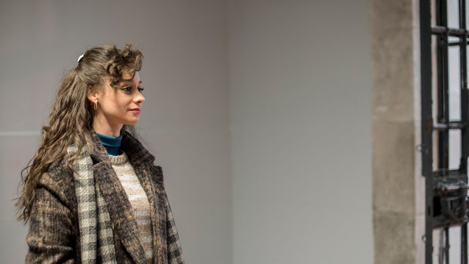 Cuéntame cómo pasó - Karina da su primera clase en la cárcel