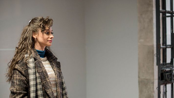 Cuéntame cómo pasó - Karina da su primera clase en la cárcel