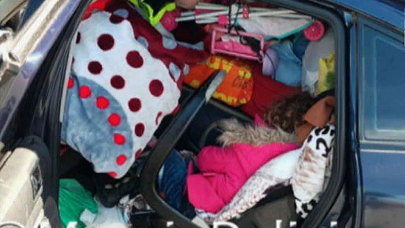 La Policía de Murcia multa a un conductor por llevar a una niña 'sepultada' entre enseres en un coche
