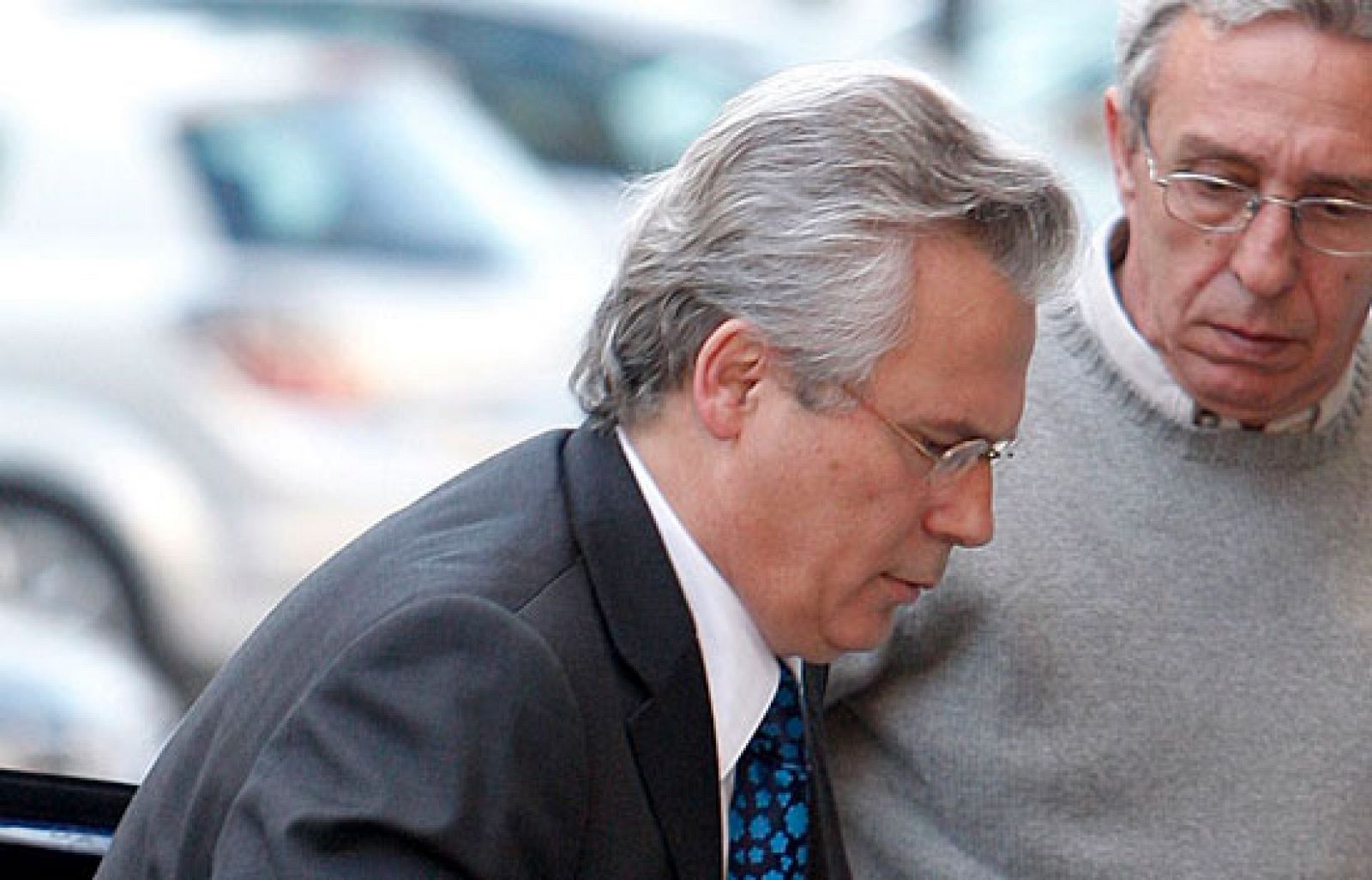 El juez Garzón ha enviado los sumarios sobre la presunta trama de corrupción que afecta al PP a los tribunales superiores de Valencia y Madrid.