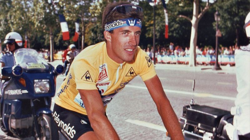 Carlos de Andrés nos transporta a la ronda gala de 1988 en la que hasta tres victorias de etapa se llevaron ciclistas españoles. El segoviano Pedro Delgado puso el colofón al ganar la carrera y lucir el maillot en las calles de París.