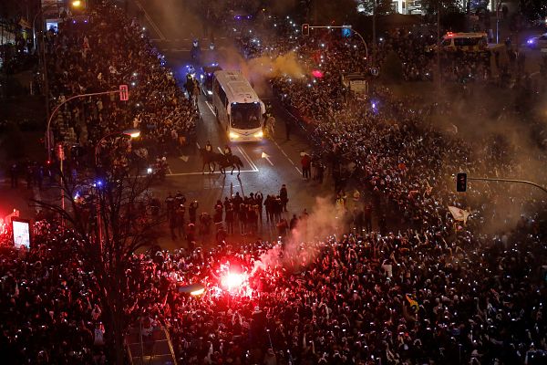 Champions League - Los aficionados madridistas arropan al Madrid antes de enfrentarse al PSG