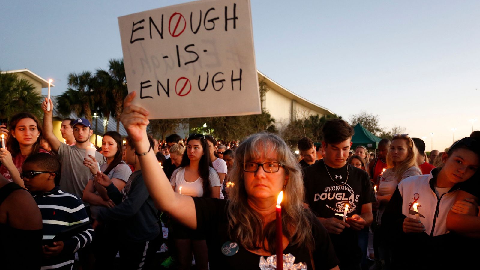 El clamor por un mayor control de las armas marca la vigilia por los muertos de Parkland, Florida