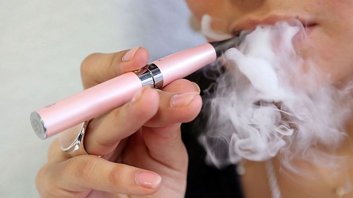 Informativo 24h - Sanidad advierte: el cigarrillo electrónico también es peligroso