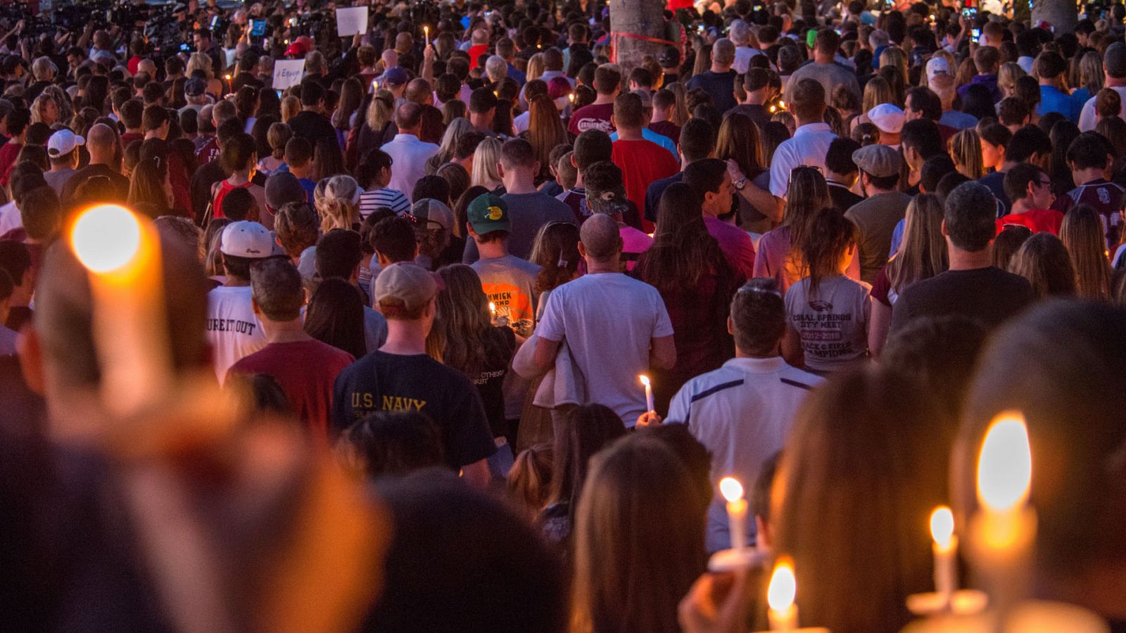 Miles de personas rinden homenaje en Parkland a las víctimas del tiroteo