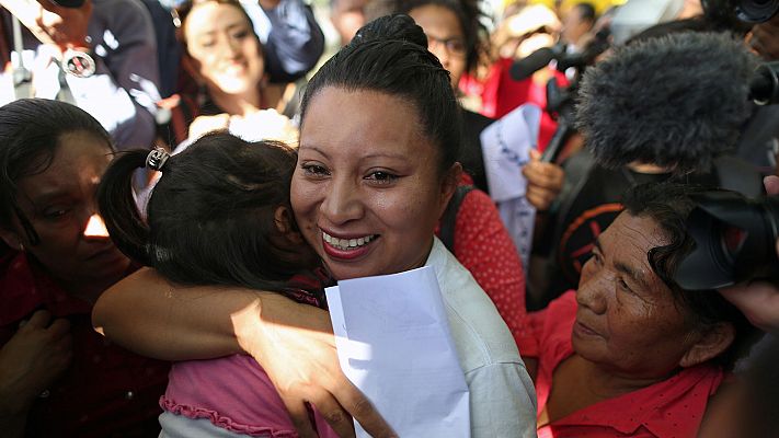 Telediario 1 - El Salvador indulta a una mujer que fue condenada a 30 años de cárcel en 2008 por supuestamente abortar