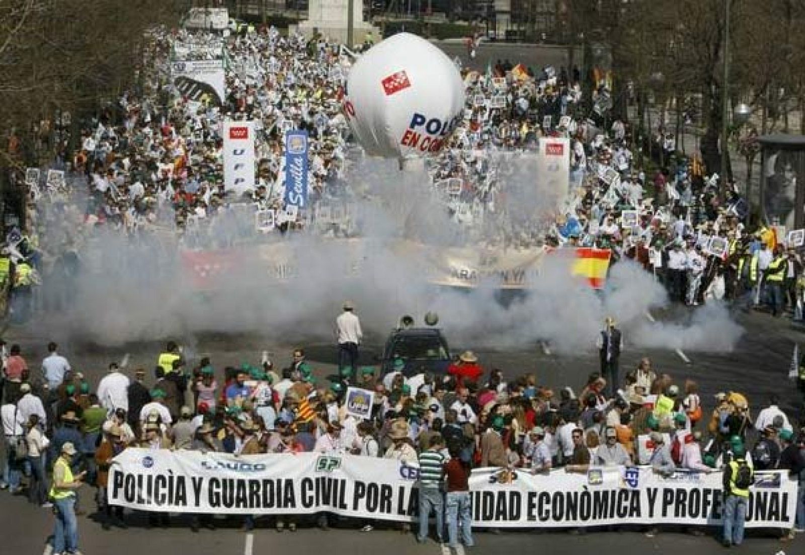 Miles de policías marchan en Madrid por un "salario digno" | Ver