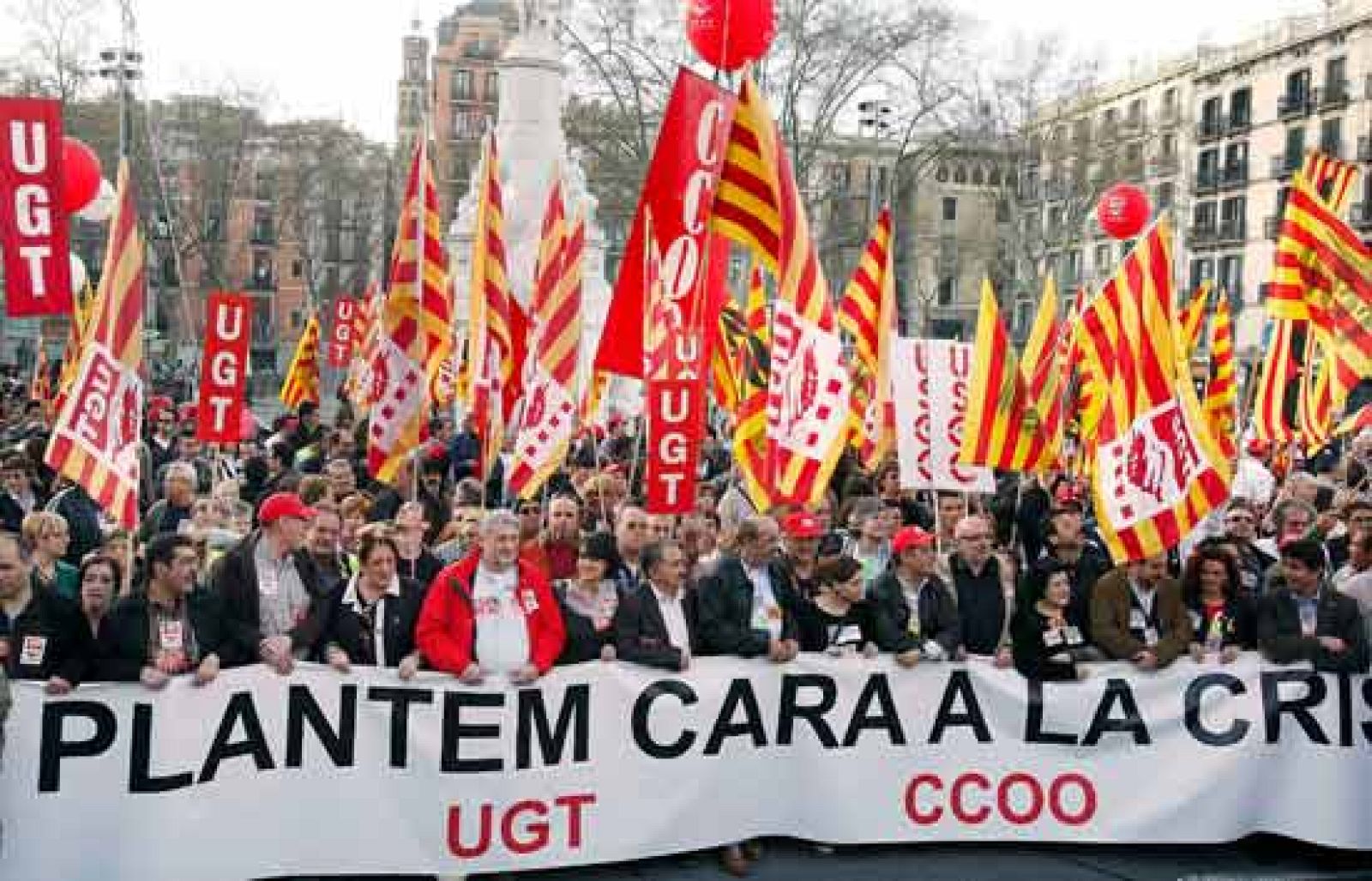  Miles de personas se han manifestado en el centro de Barcelona contra la crisis y los efectos en los trabajadores. 