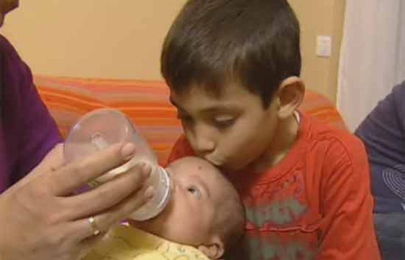 'Informe Semanal' ha acompañado a Andrés, el niño gaditano con una enfermedad incurable, durante su tratamiento gracias a las células madre del cordón umbilical de su hermano, el primer bebé seleccionado genéticamente en España. Cuatro meses después,