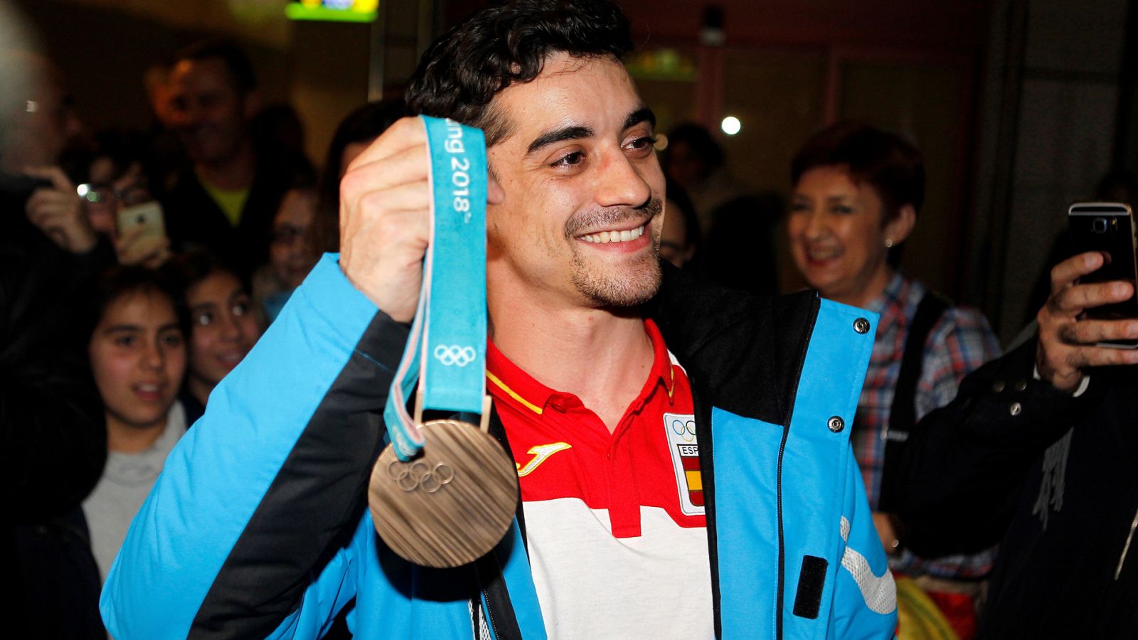 Javier Fernández recibe una calurosa bienvenida a su llegada a España