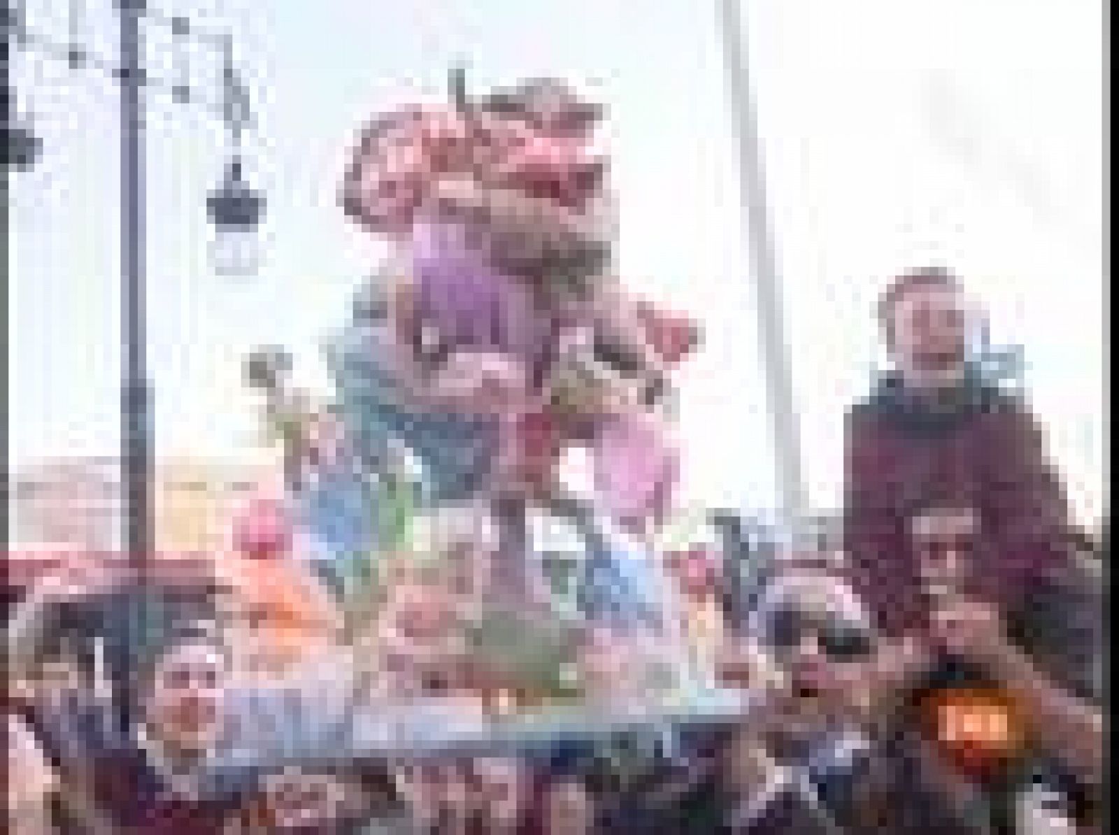 En Valencia todo está preparado para la celebración de Las Fallas, este fin de semana ha comenzado la plantà de los monumentos falleros. 