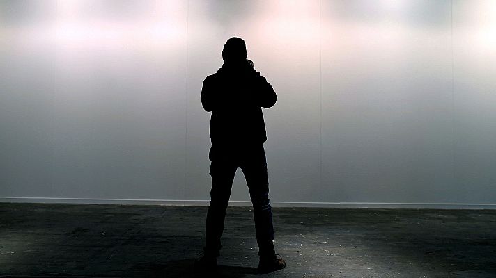 Cultura en Rtve.es - Vídeo: Un operario tapa la pared en la que se exhibía la obra 'Presos políticos'