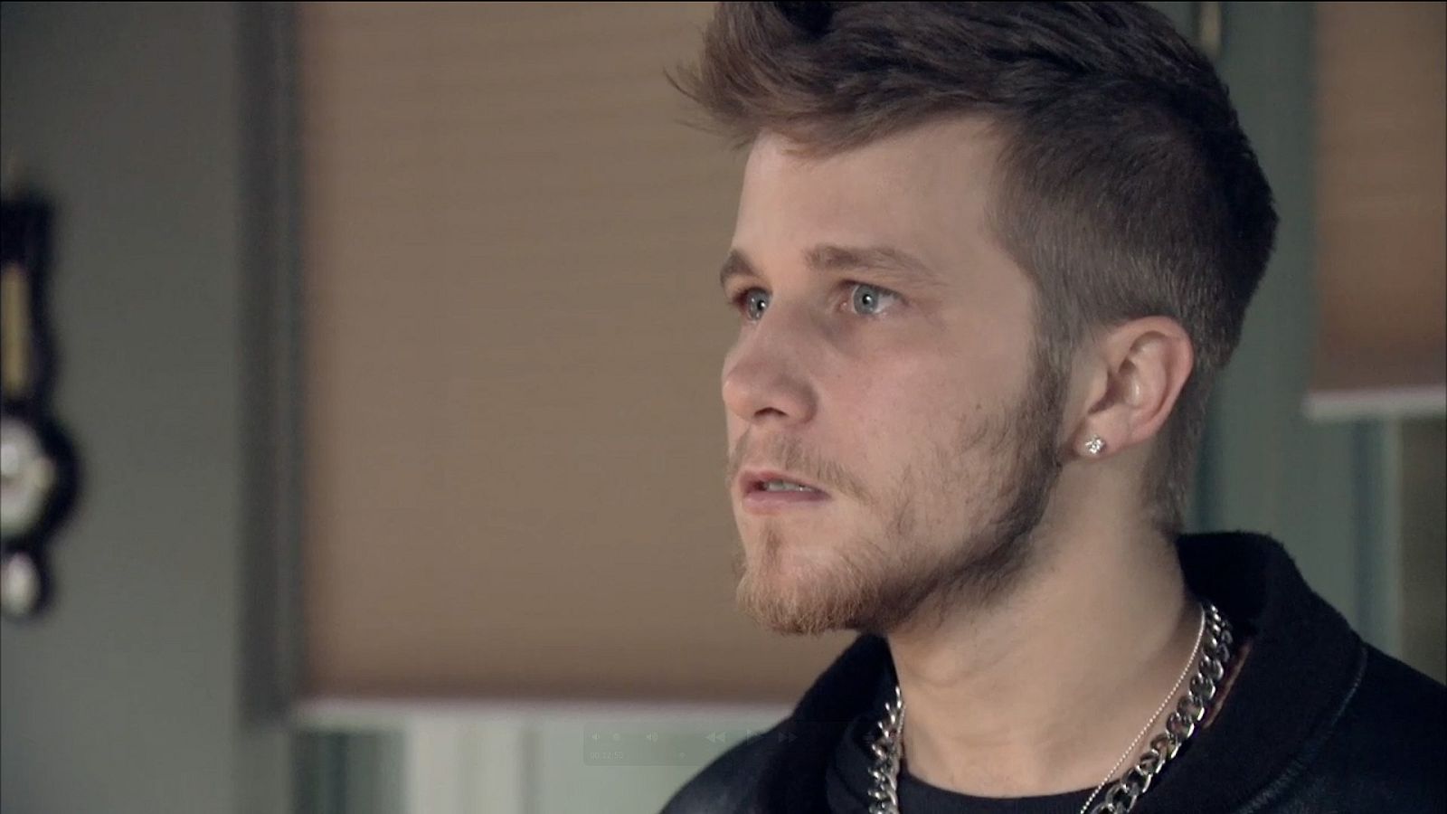 Servir y Proteger - Quintero le enseña a Jairo la postal de Cali que recibió