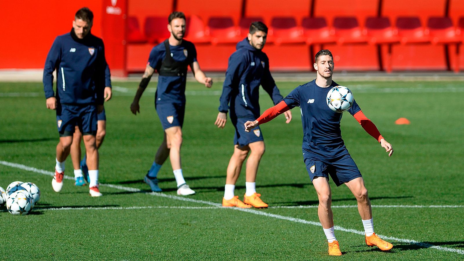 Con la ciudad tomada por los aficionados ingleses, el Sevilla tratará de lograr un buen resultado en el Pizjuán ante el Manchester United, su rival en la Champions.